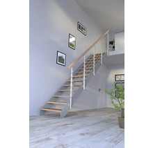 Schodisko s drevenými stupňami a kovovým zábradlím v modernom interiéri