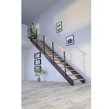 Schodisko s drevenými stupňami a kovovým zábradlím v interiéri