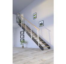 Schodisko s drevenými schodmi a kovovým a dreveným zábradlím v obývacej izbe