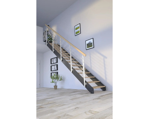 Schodisko s drevenými schodmi a kovovým a dreveným zábradlím v obývacej izbe