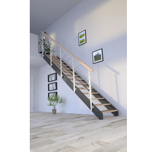 Schodisko s kovovým zábradlím a drevenými schodmi vo svetlej miestnosti