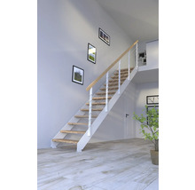 Schodisko s drevenými stupňami a bielym zábradlím vo svetlej miestnosti.