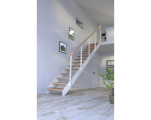 Schodisko s drevenými schodmi a bielym zábradlím vo svetlej miestnosti.