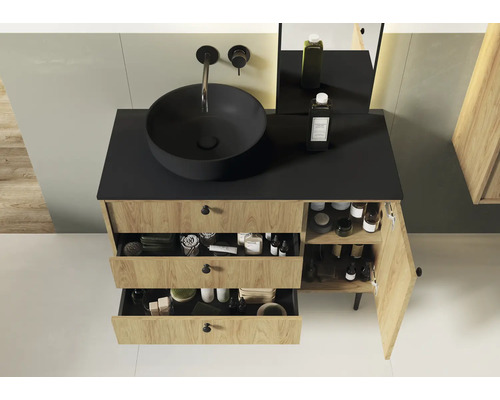 Kúpeľňa s umývadlovou skrinkou, umývadlom na dosku a otvorenými zásuvkami na uloženie