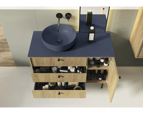 Kúpeľňa s umývadlovou skrinkou, umývadlom na dosku, zásuvkami a dvierkami skrinky