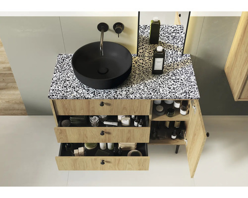 Kúpeľňa s umývadlovou skrinkou, umývadlom na dosku a otvorenými zásuvkami a dvierkami