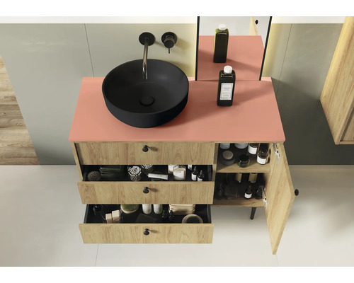 Moderná kúpeľňa s umývadlovou skrinkou, umývadlom na dosku a otvoreným zásuvkovým systémom na ukladanie kúpeľňových potrieb.