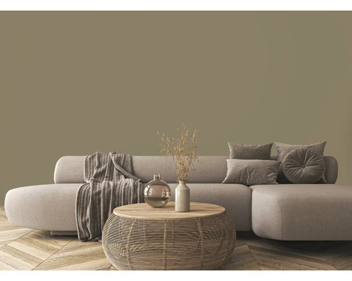 Obývacia izba s pohovkou, vankúšmi, dekou a stolom