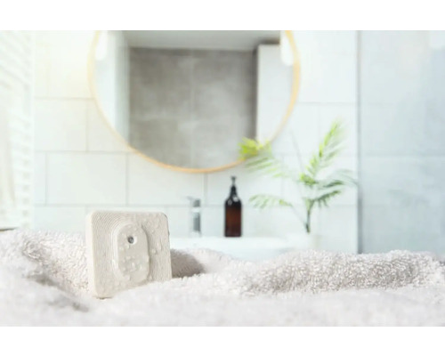 Kúpeľňová scéna s uterákom a osviežovačom vzduchu