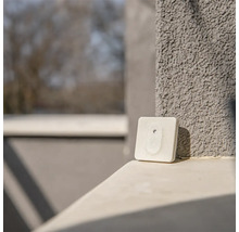 Štvorcový detektor na okraji steny