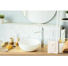 Kúpeľňa s umývadlom, zrkadlom a termostatickou hlavicou radiátora