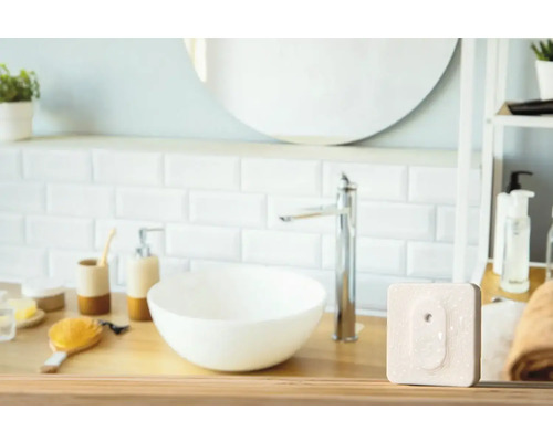 Kúpeľňa s umývadlom, zrkadlom a termostatickou hlavicou radiátora