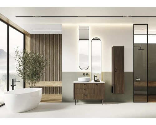 Svetlá kúpeľňa s vaňou, umývadlovou skrinkou s umývadlom, zrkadlami a sprchou.