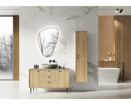 Kúpeľňa s umývadlovou skrinkou, zrkadlom, vysokou skriňou a vaňou