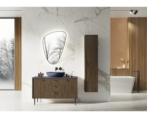 Moderná kúpeľňa s umývadlovou skrinkou, zrkadlom, vysokou skriňou a vaňou