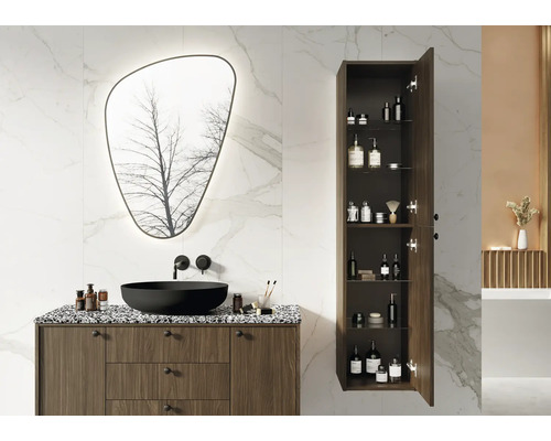 Kúpeľňa s umývadlovou skrinkou, umývadlom na dosku, zrkadlovou skrinkou a vysokou skriňou