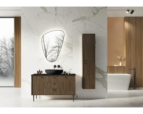 Svetlá kúpeľňa s umývadlom, zrkadlom, vysokou skriňou a vaňou