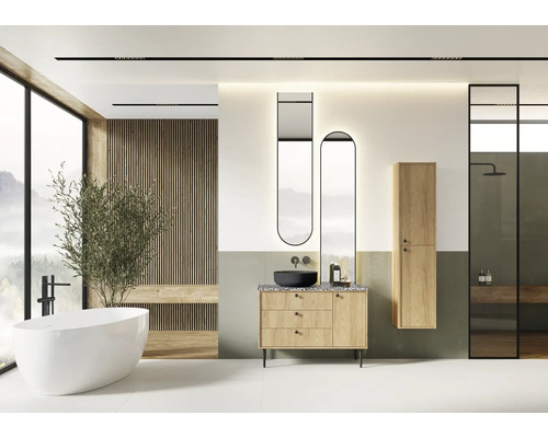 Svetlá kúpeľňa s vaňou, umývadlom, zrkadlom a sprchou.