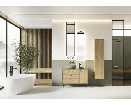 Svetlá kúpeľňa s vaňou, umývadlom, zrkadlom a sprchou