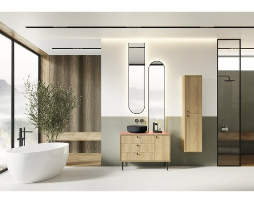 Moderná kúpeľňa s voľne stojacou vaňou, umývadlovou skrinkou s umývadlom na dosku a zrkadlom