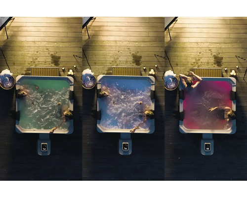 Pohľad zhora na tri vírivky s farebným osvetlením na drevenej terase