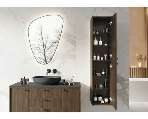 Kúpeľňa s umývadlovou skrinkou, zrkadlom a vysokou skriňou