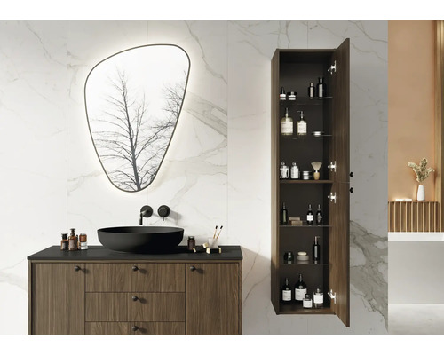 Moderná kúpeľňa s umývadlom, zrkadlom a vysokou skriňou na uloženie kúpeľňových potrieb.