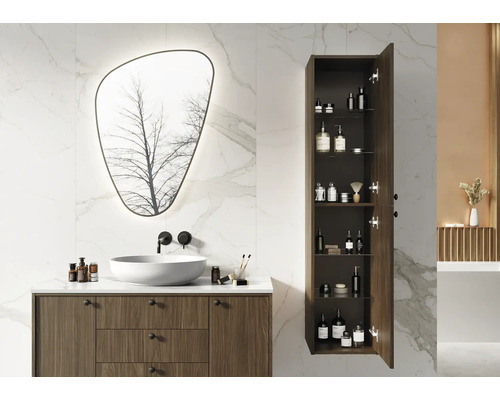 Kúpeľňa s umývadlom, zrkadlom a otvorenou vysokou skriňou na uskladnenie