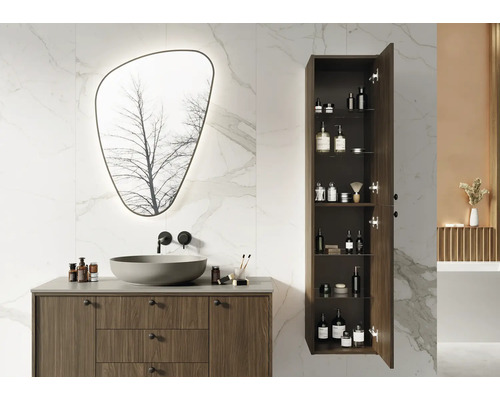 Kúpeľňa s umývadlom, zrkadlom a vysokou úložnou skriňou