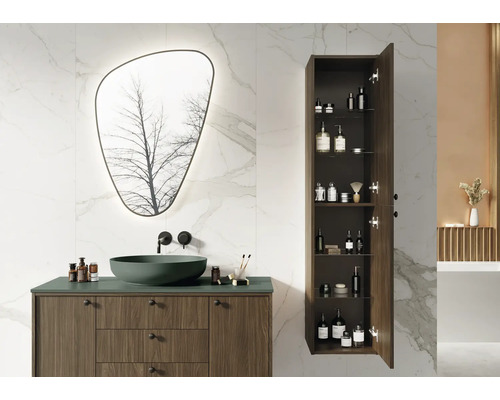 Svetlá kúpeľňa s umývadlovou skrinkou, zrkadlom a otvorenou závesnou skrinkou na uloženie toaletných potrieb.