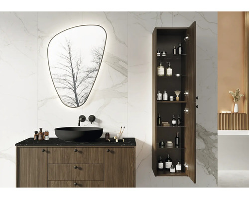 Kúpeľňa s umývadlovou skrinkou, umývadlom na dosku, zrkadlovou skrinkou a vysokou skrinkou