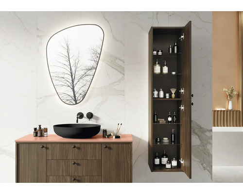 Kúpeľňa s umývadlovou skrinkou, umývadlom na dosku, zrkadlom a otvorenou vysokou skrinkou