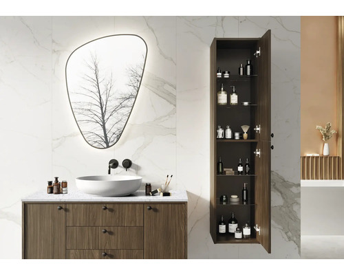 Moderná kúpeľňa s umývadlom, zrkadlom a otvorenou vysokou skriňou na uloženie kúpeľňových potrieb