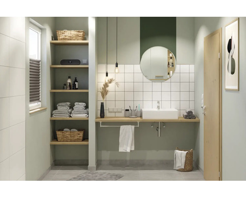 Svetlá kúpeľňa s umývadlom, zrkadlom, policami a uterákmi pre organizované prostredie