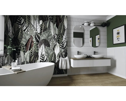 Svetlá kúpeľňa s vaňou, skrinkou pod umývadlo a tapetou s rastlinným vzorom