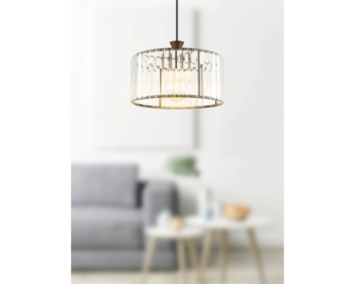 Závesná lampa s priehľadnými sklenenými tyčami a kovovým rámom v obývacej izbe