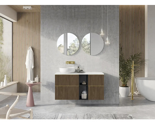 Moderná kúpeľňa s umývadlom, zrkadlami a vaňou