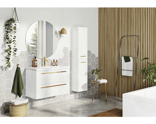 Kúpeľňa s umývadlom, zrkadlom, vysokou skriňou a dreveným obkladom