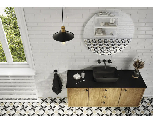 Svetlá kúpeľňa s umývadlom, skrinkou pod umývadlo a vzorovanými dlaždicami