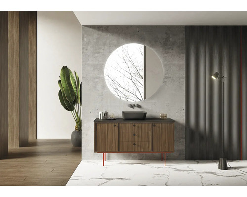 Kúpeľňa s umývadlovou skrinkou, okrúhlym zrkadlom a stojacou lampou