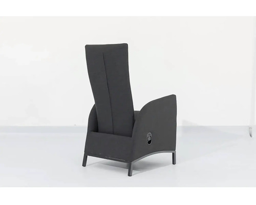 Tmavé relaxačné kreslo s vysokým operadlom