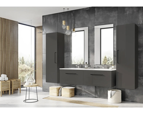 Moderná kúpeľňa so sivým nábytkom, umývadlami, zrkadlami a drevenými prvkami