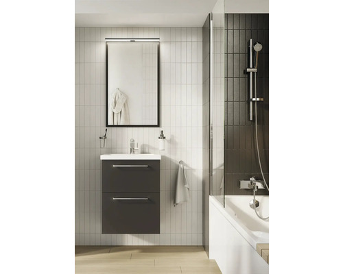 Kúpeľňa s umývadlovou skrinkou, zrkadlom, vaňou a sprchovacou zástenou pre modernú atmosféru