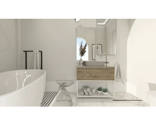 Svetlá kúpeľňa s voľne stojacou vaňou, umývadlom so zrkadlom a dekoratívnymi prvkami pre priateľskú atmosféru.