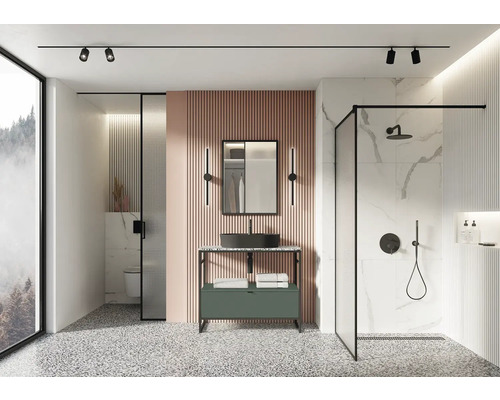 Svetlá kúpeľňa so sprchou, umývadlová skrinka so zrkadlom, umývadlo a uteráky