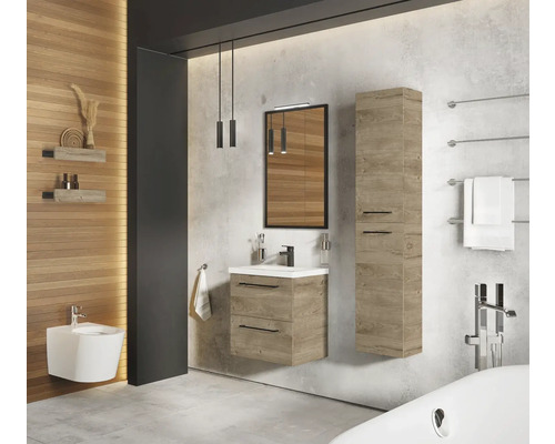 Svetlá kúpeľňa s umývadlom, zrkadlovou skrinkou a ohrievačom uterákov