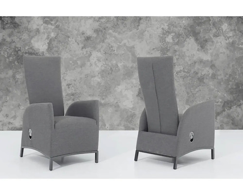 Dve sivé látkové relaxačné kreslá s vysokým operadlom