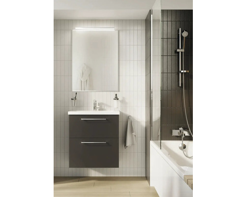 Moderná kúpeľňa s umývadlovou skrinkou, zrkadlom a sprchou