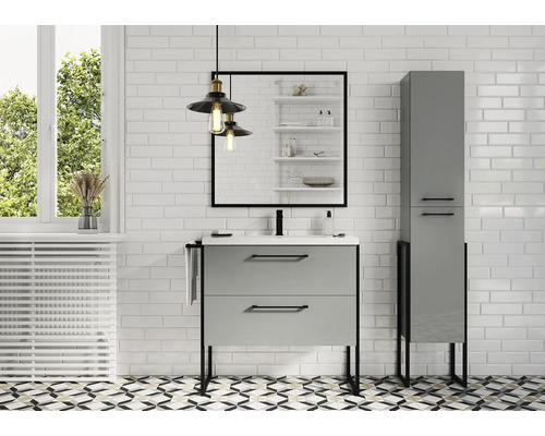 Kúpeľňa s umývadlovou skrinkou, zrkadlom, vysokou skrinkou a stropným svietidlom