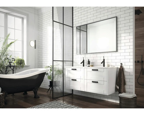 Svetlá kúpeľňa s vaňou, umývadlovou skrinkou, zrkadlom a sprchovou zástenou